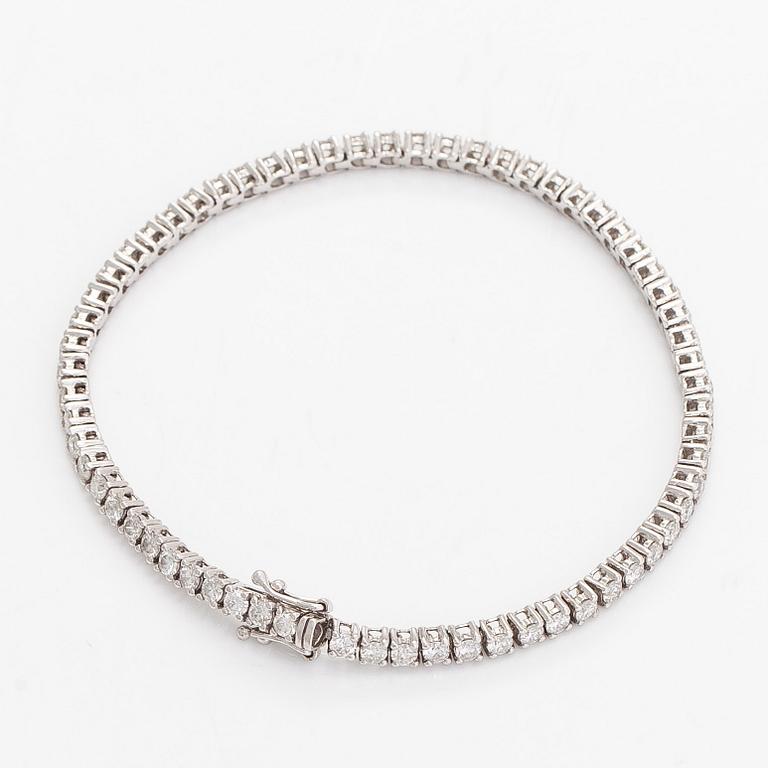 Tennisarmband, 18K vitguld, briljantslipade diamanter totalt ca 3.84 ct enligt gravyr.