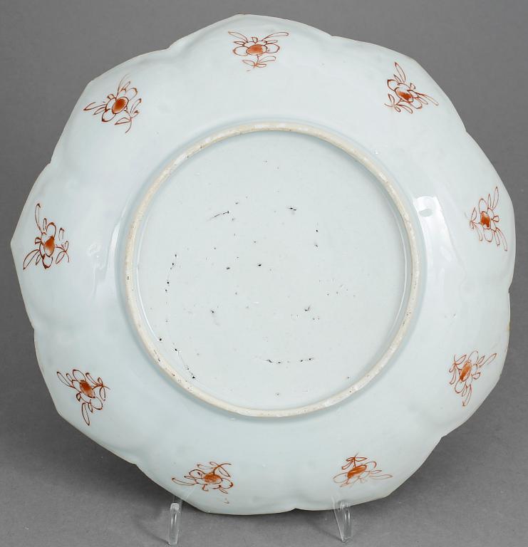 TALLRIKAR, ett par samt SKÅLFAT, porslin, Kina, 1700-tal.