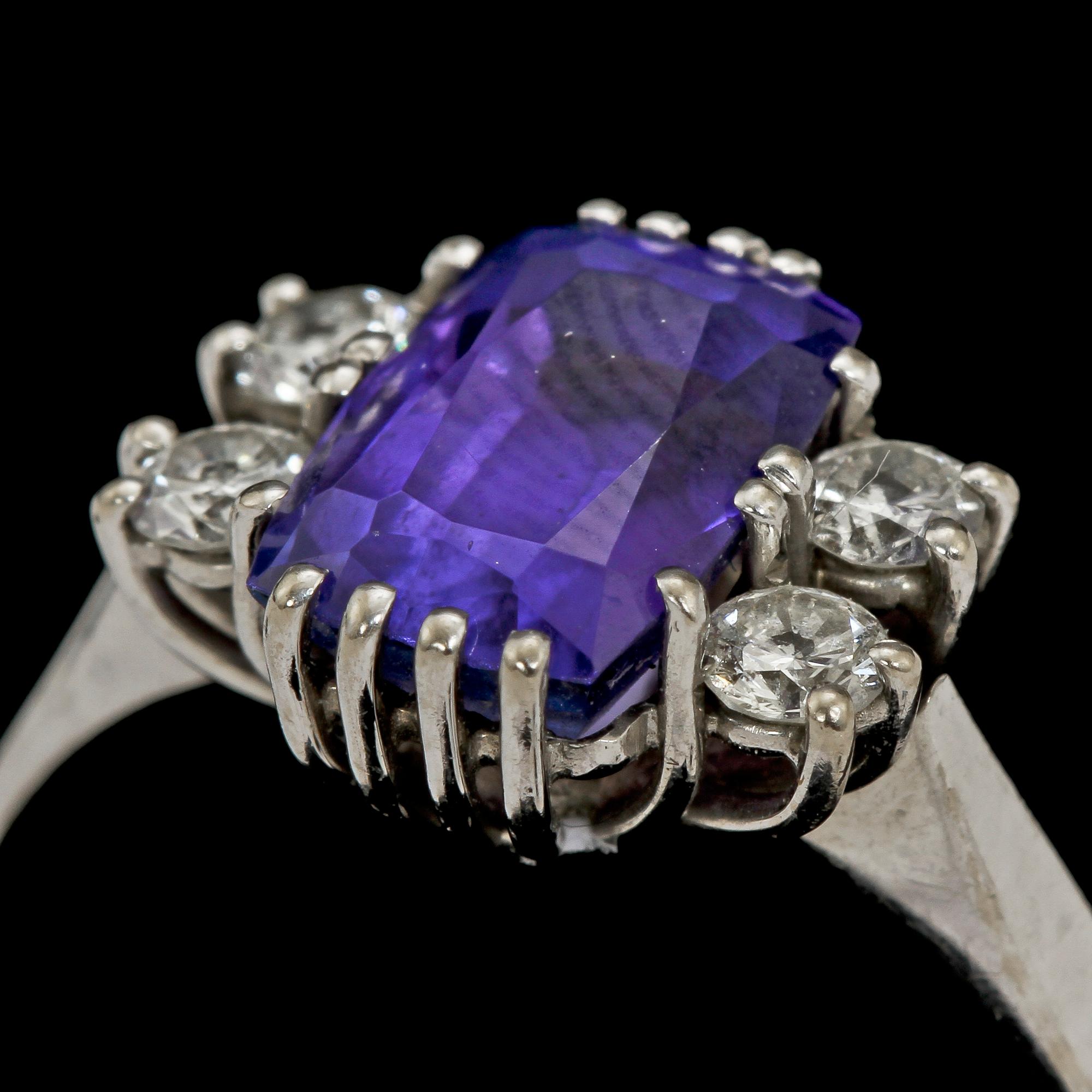 RING, 18k vitguld med 4 briljantslipade diamanter, tot 0.26 ct samt tanzanit, 2.45 ct, A & M, Göteborg, 1983. Vikt 3 g.