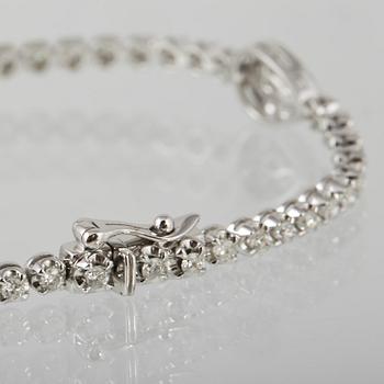 ARMBAND, 18K vitguld med briljant och droppslipade diamanter ca 2.29 ct. Vikt 8,1 gram.