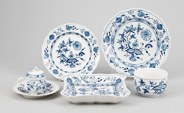 SERVISDELAR, 27 delar, porslin, "Lökmönstret", Meissen, 1900-tal.