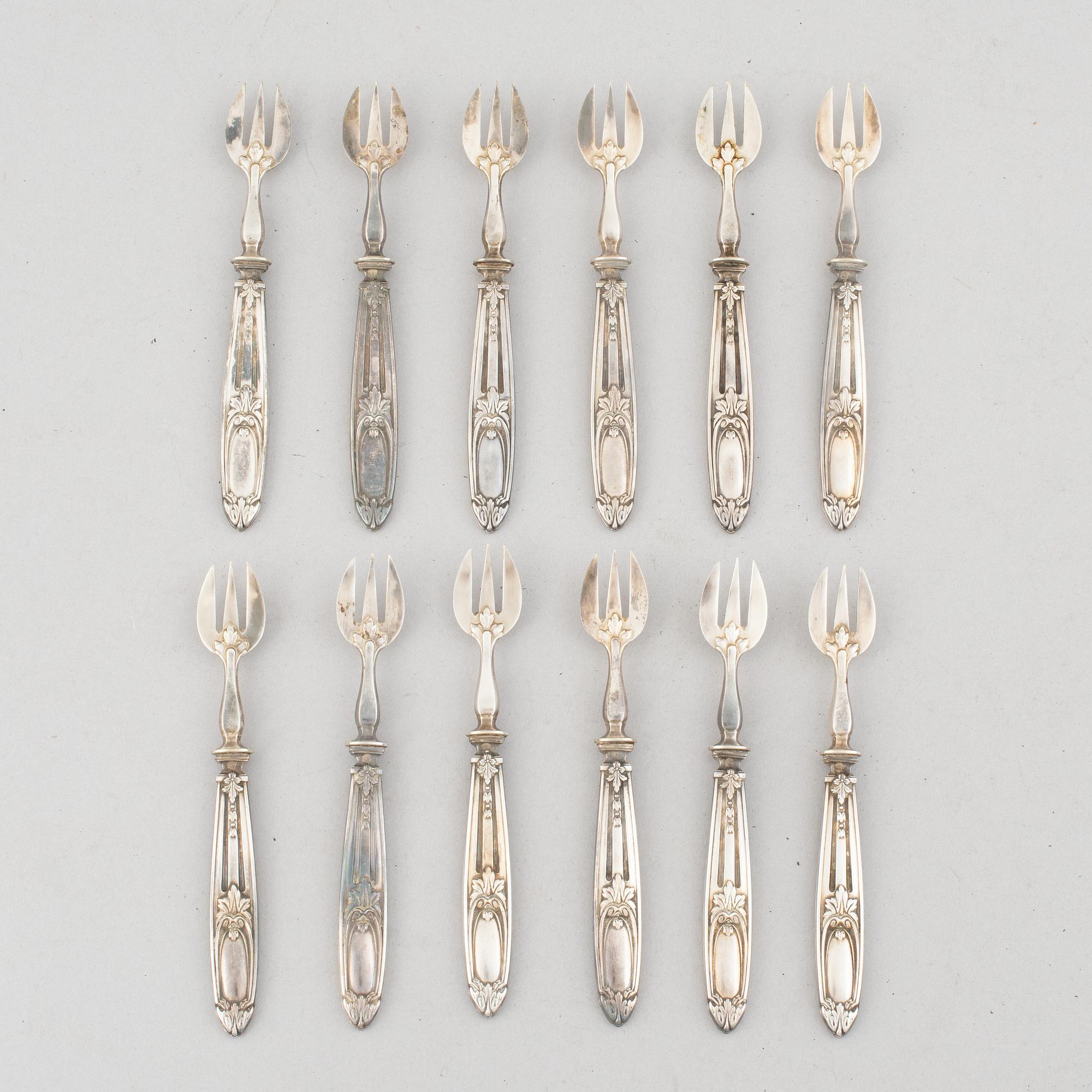 Ostrongafflar, 12 st, silver, Paris, Frankrike omkring år 1900.