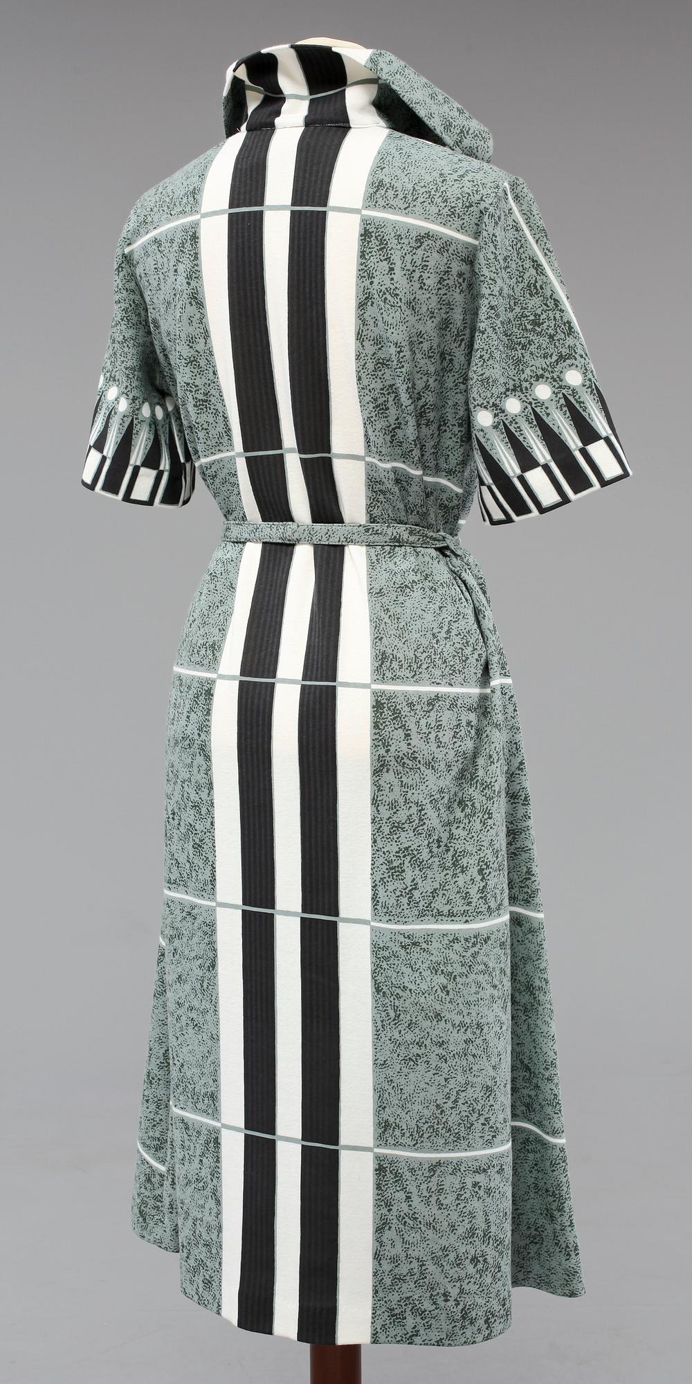 KLÄNNINGAR, 3 st, Maud Fredin Fredholm, 1900-talets andra hälft.