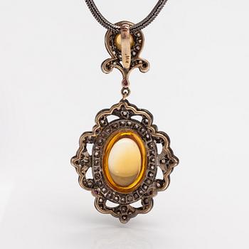 A 14K gold and silver necklace with citrines, rubies and rose-cut diamonds ca. 0.25 ct in total.