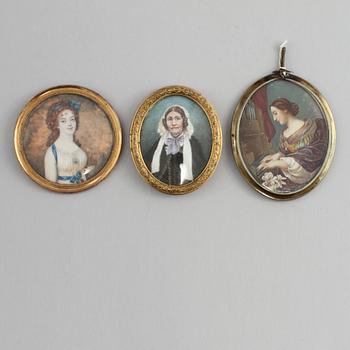 MINIATYRER, 3 st, gouacher respektive bemålat tryck, 1800-tal.