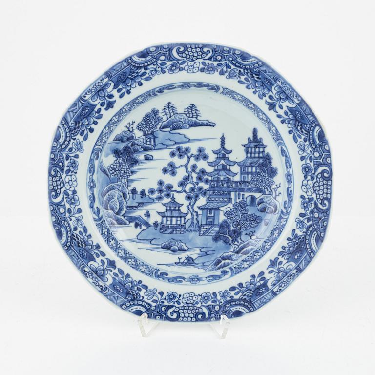 Servisdelar, porslin, 43 st, Kina, Qingdynastin, mestadels Qianlong (1735-95).