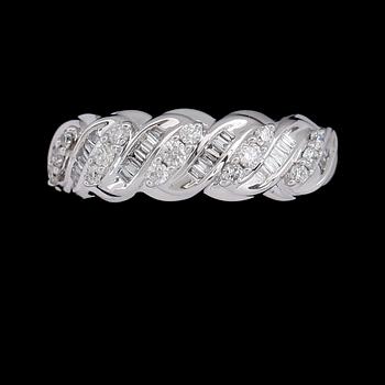 RING, 10 k vitguld, briljant- och baguettslipade diamanter tot 0.38 ct.