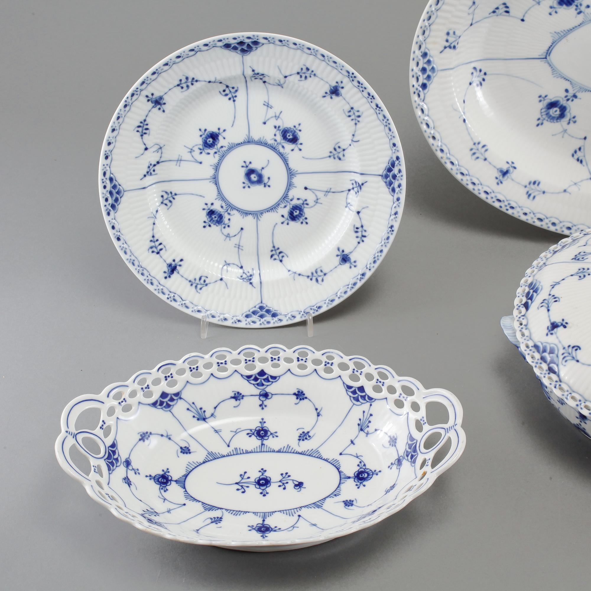 SERVISDELAR, 23 st, porslin, "Musselmalet", Royal Copenhagen, Danmark, 1900-talets andra hälft.