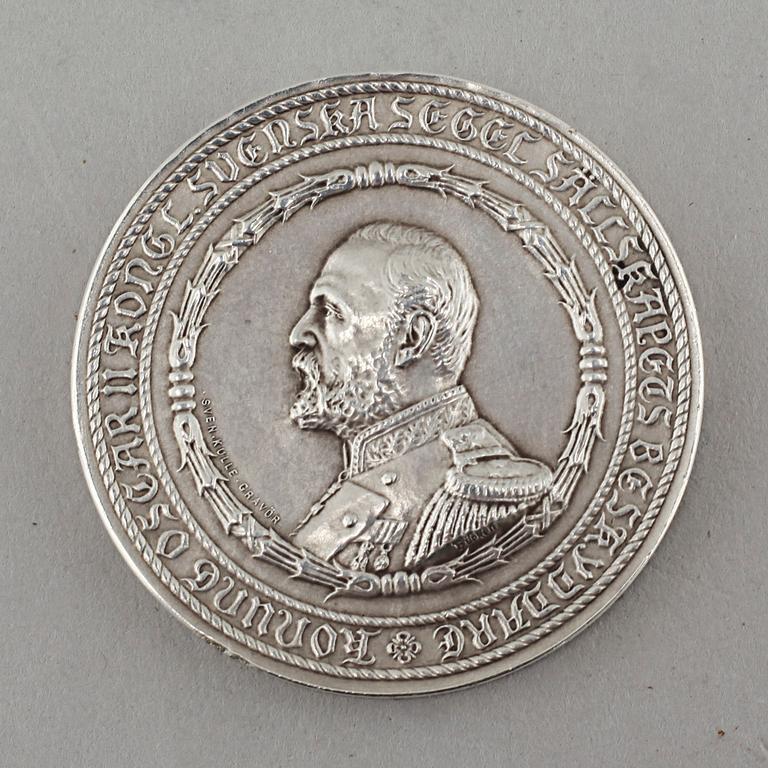 A silver medal and case, case from C G Hallberg in Stockholm 1899.