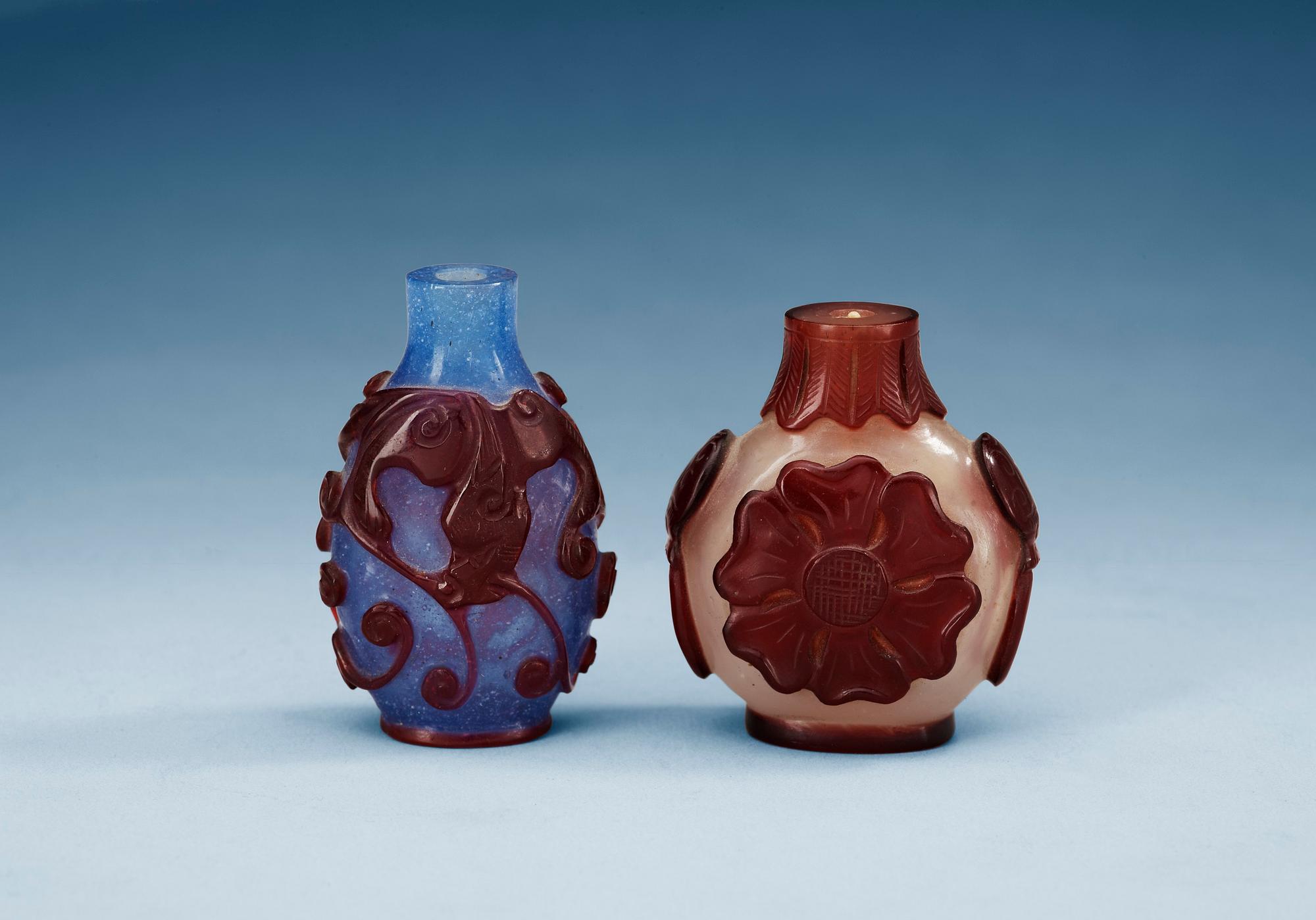 A set of two Peking glass snuff bottles, Qing dynasty.