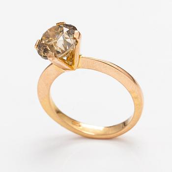 A 14K gold ring with a ca. 3.00 ct brilliant-cut diamond.