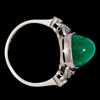 RING, cabochonslipad smaragd med briljant- och åttkantslipade diamanter, tot. ca 0.20 ct.