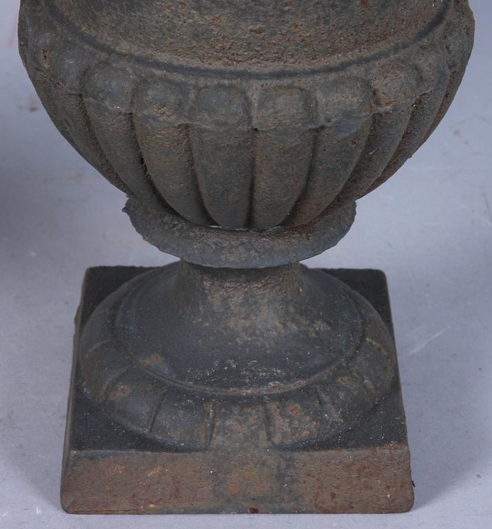 TRÄDGÅRDSURNOR, ett par, gjutjärn, 1900-tal.