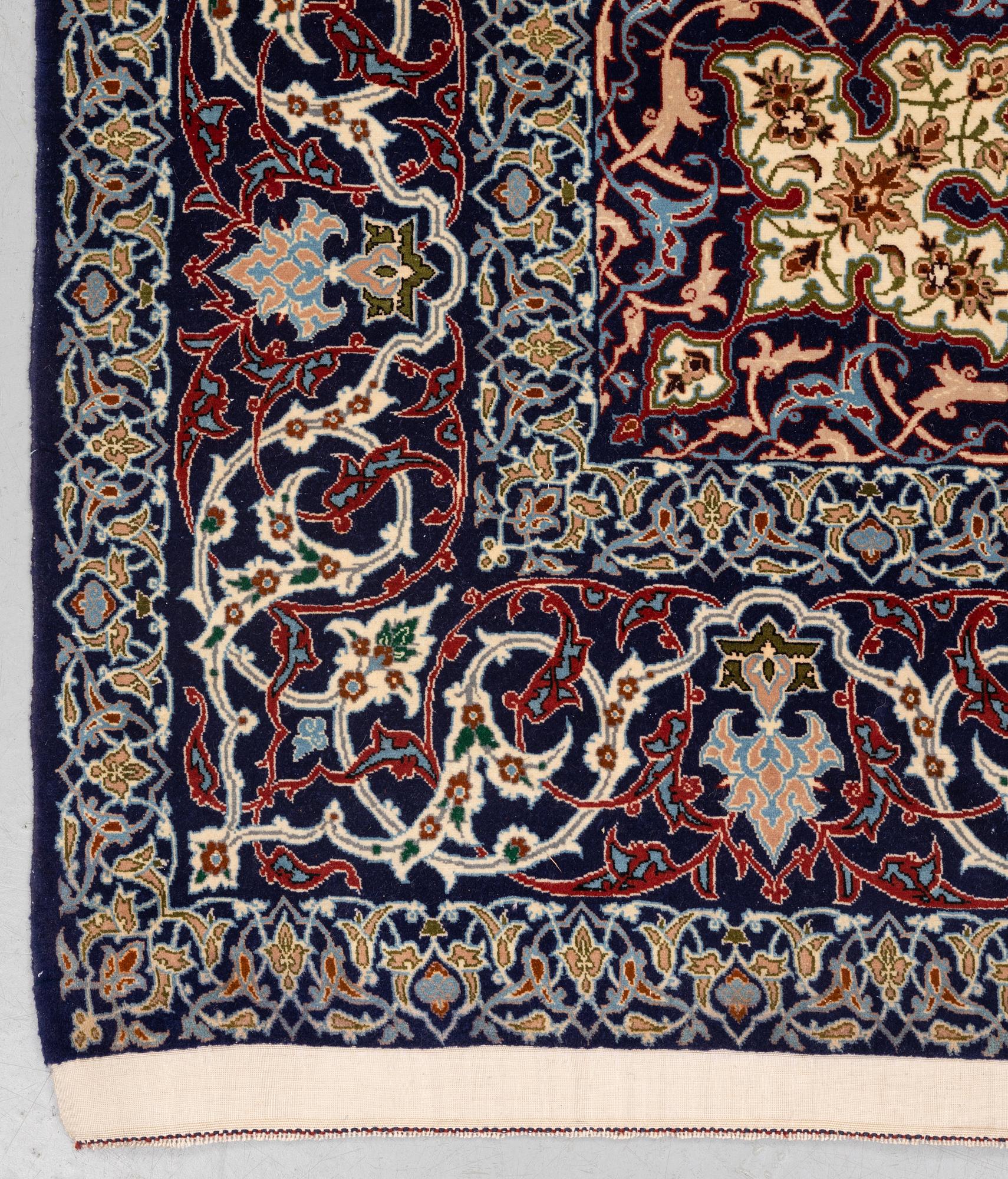 Matta, semiantik Isfahan, signerad Hekmat Nejad, ca 224 x 151 cm (samt 1 respektive 4 cm slätväv på vardera sida).