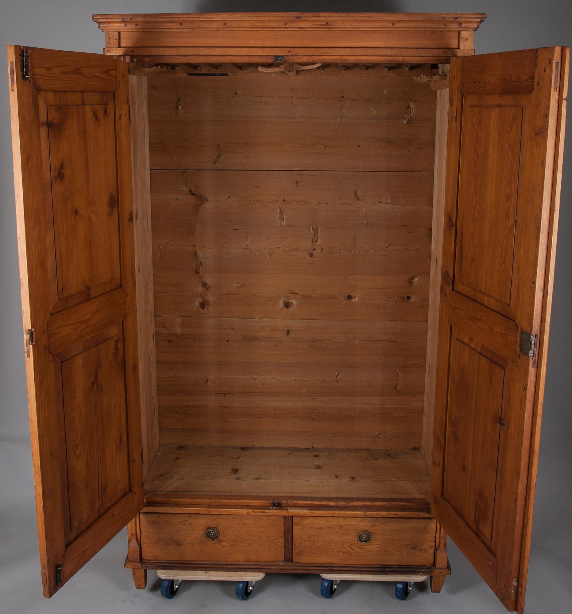 KLÄDSKÅP, 1800-tal.