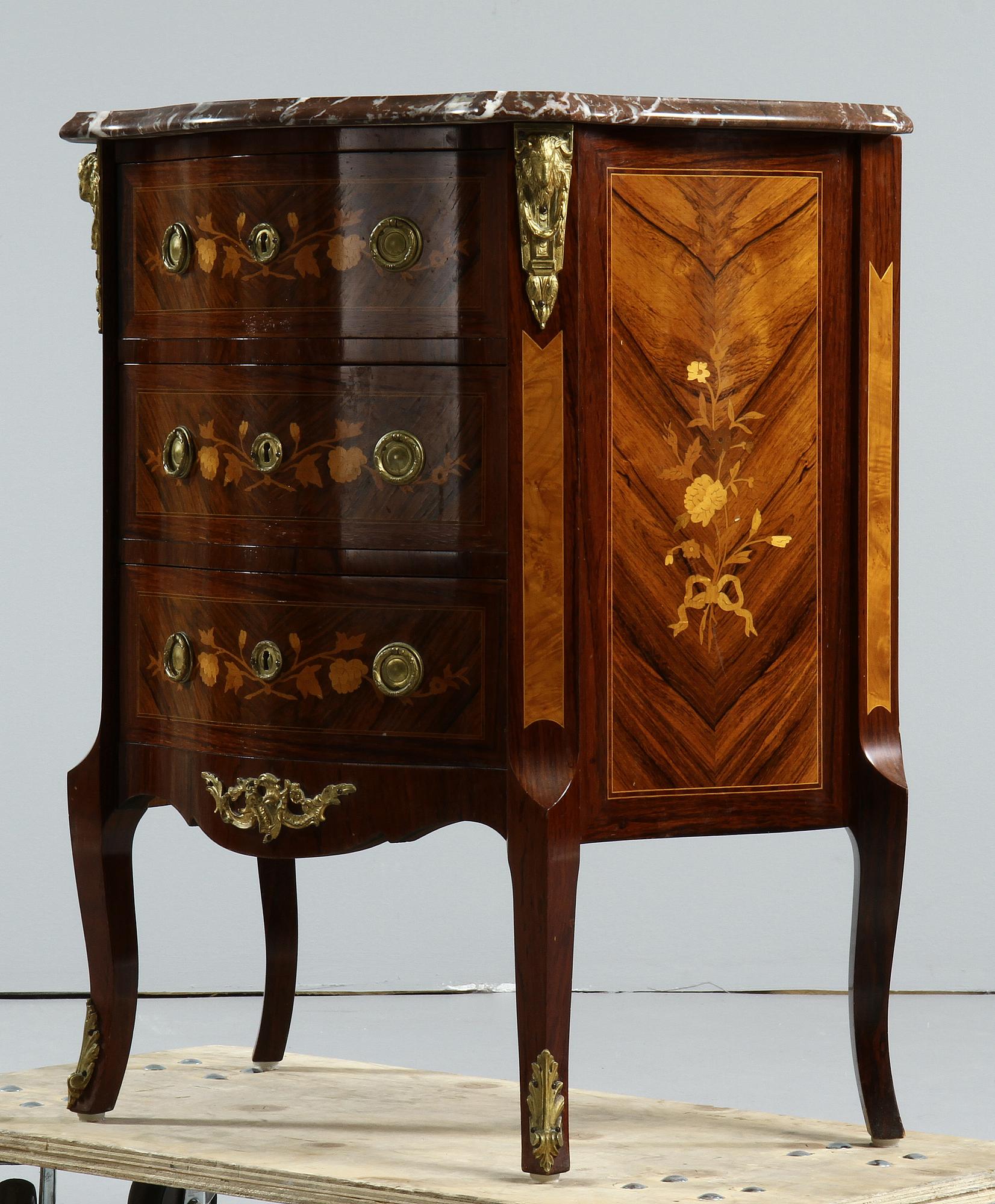 BYRÅ, Louis XVI-stil, 1900-tal.