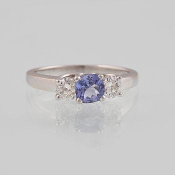 RING, 14K vitguld och platina med fasettslipad tanzanit samt 2 briljantslipade diamanter ca 0.50 ct. Vikt 4,1 gram.