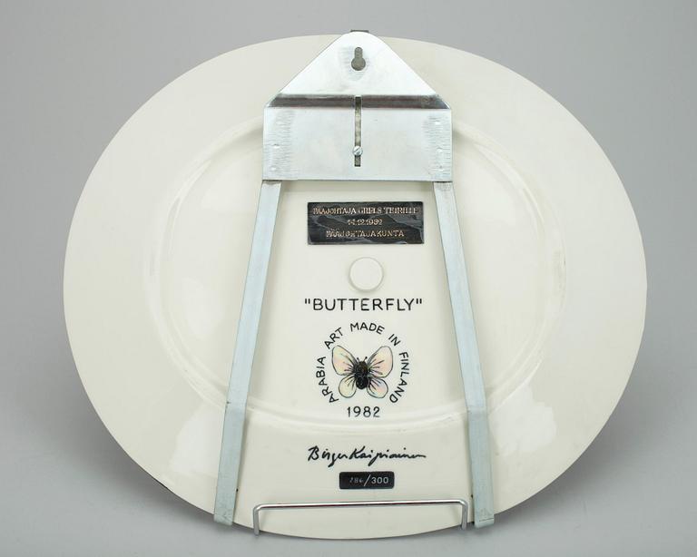 VATI, keramiikkaa, "Butterfly", sign. Birger Kaipiainen, nro 186/300, Arabia Art Made in Finland 1982.