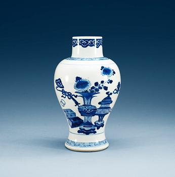 1548. VAS, porslin. Qing dynastin, Kangxi (1662-1722).