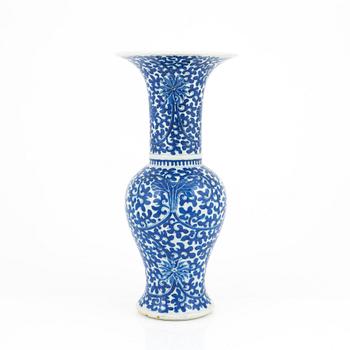 A blue and white vase, late Qing dynasty, circa 1900.