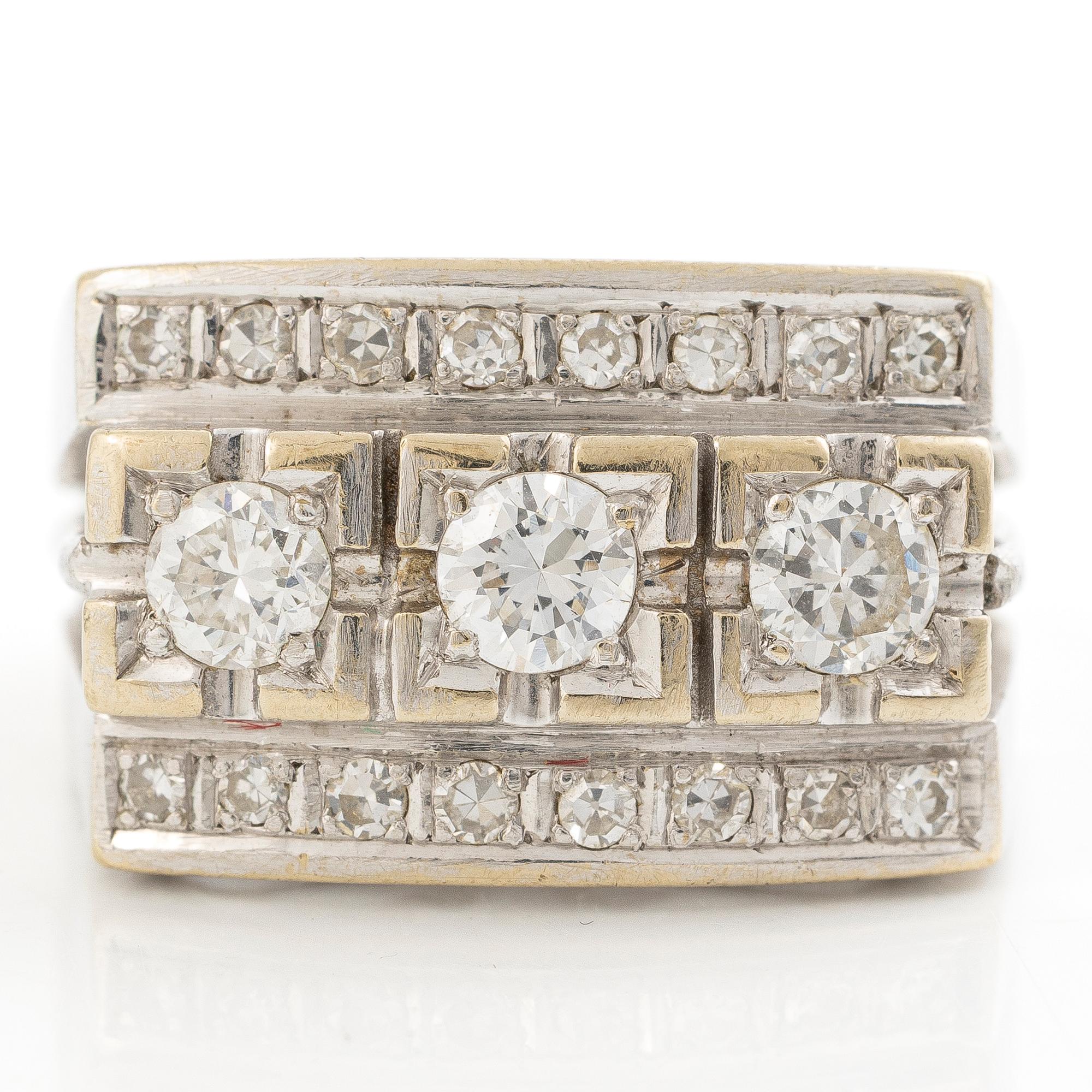 Ring, 18K white gold, set with three brilliant-cut diamonds and octagonal-cut diamonds.