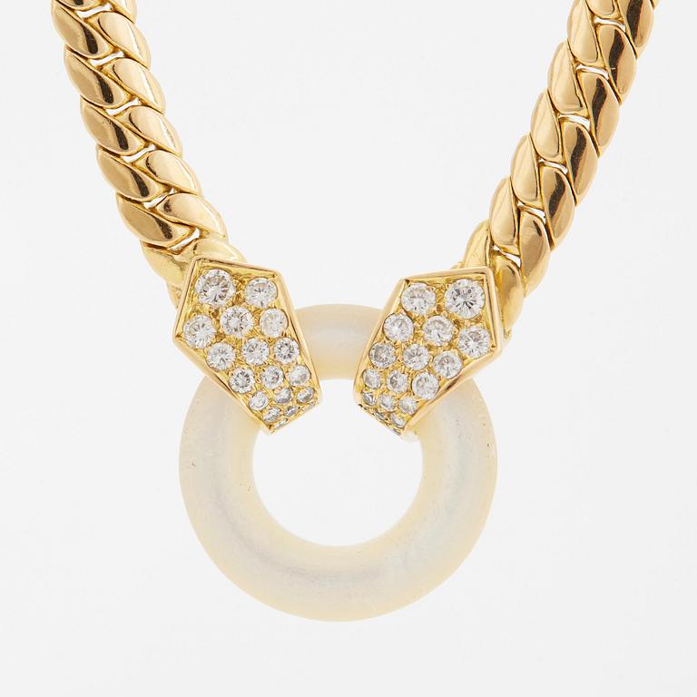 A Van Cleef et Arpels 18K gold and mother of pearl necklace set with round brilliant-cut diamonds.