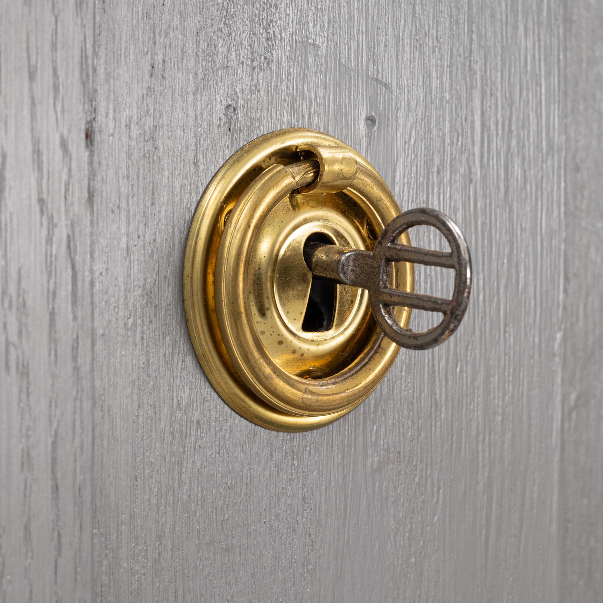 Klädskåp, Möbelfirman Ernst Nilsson, Wislanda, 1910/20-tal.