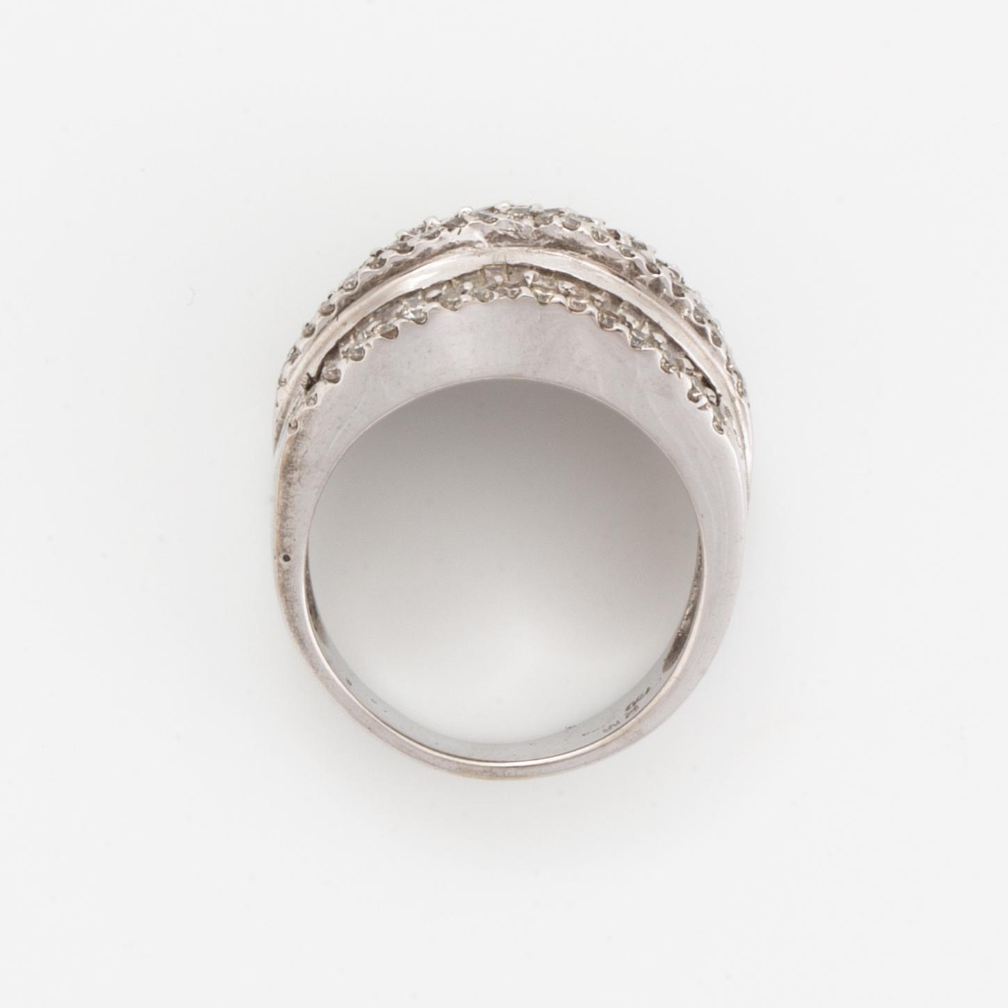 Ring  18K vitguld med bagettslipade diamanter och briljanter ca 1,7 ct.