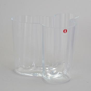 ALVAR AALTO, "Savoy", vaser, 3 st, Iittala, en numrerad och daterad 1995.