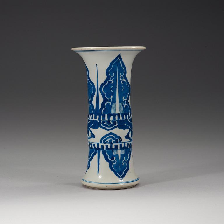 A blue and white vase, Qing dynasty, Kangxi (1662-1722).