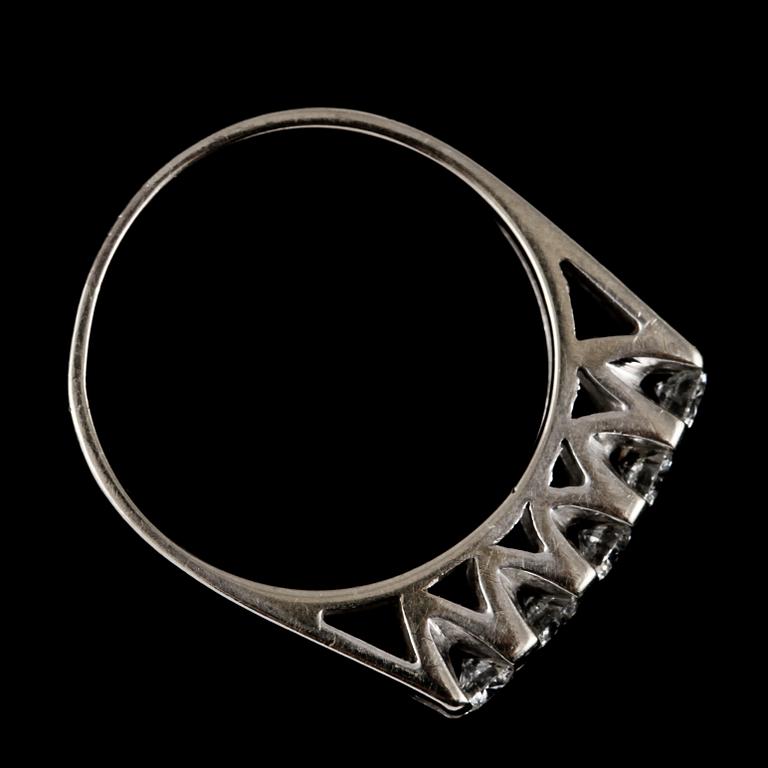 RING, 18k vitguld med 5 briljantslipade diamanter, tot 0.60 ct, importstämplad, 1900-talets tredje kvartal. Vikt 5 g.