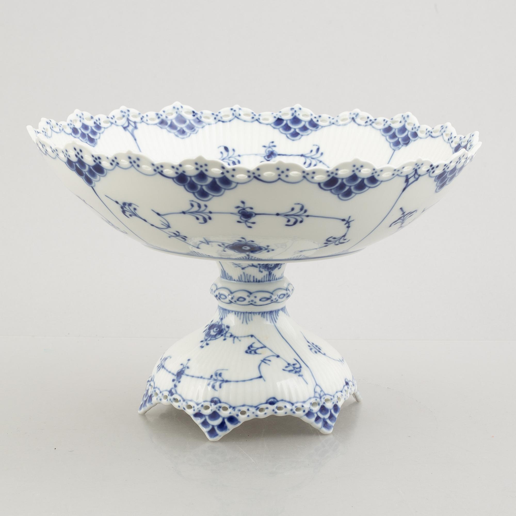 A 'Blue Fluted Full Lace' / 'Musselmalet porcelain centerpiece bowl, Royal Copenhagen, model 1022, 1969-78.