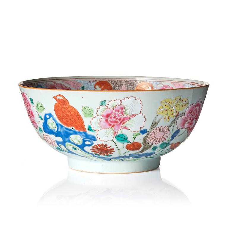 A famille rose bowl, Qing dynasty, Qianlong (1736-95).