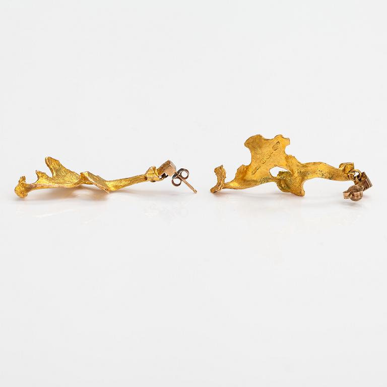 Björn Weckström, A pair of 14K gold earrings "Flamingo". Lapponia 1969.
