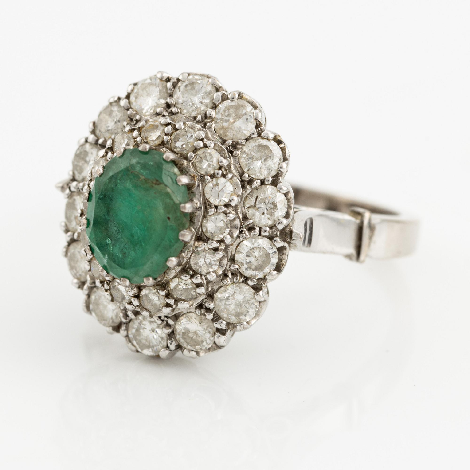 Ring, med smaragd och briljantslipade diamanter.