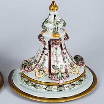 KONSOLER, 1 par, majolika, 1800-talets senare del.