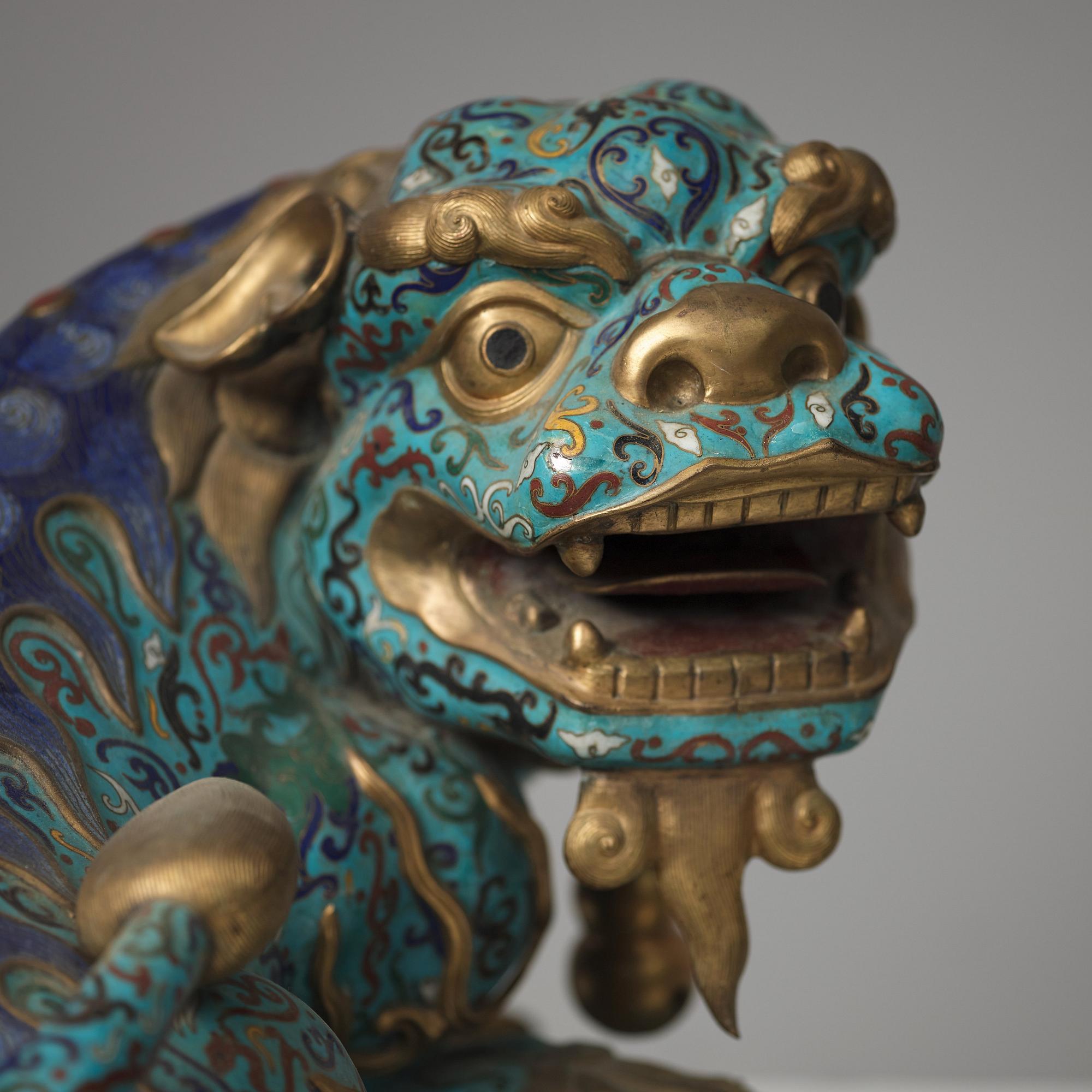 TEMPELHUNDAR, ett par, cloisonné. Qingdynastin, 1800-tal.