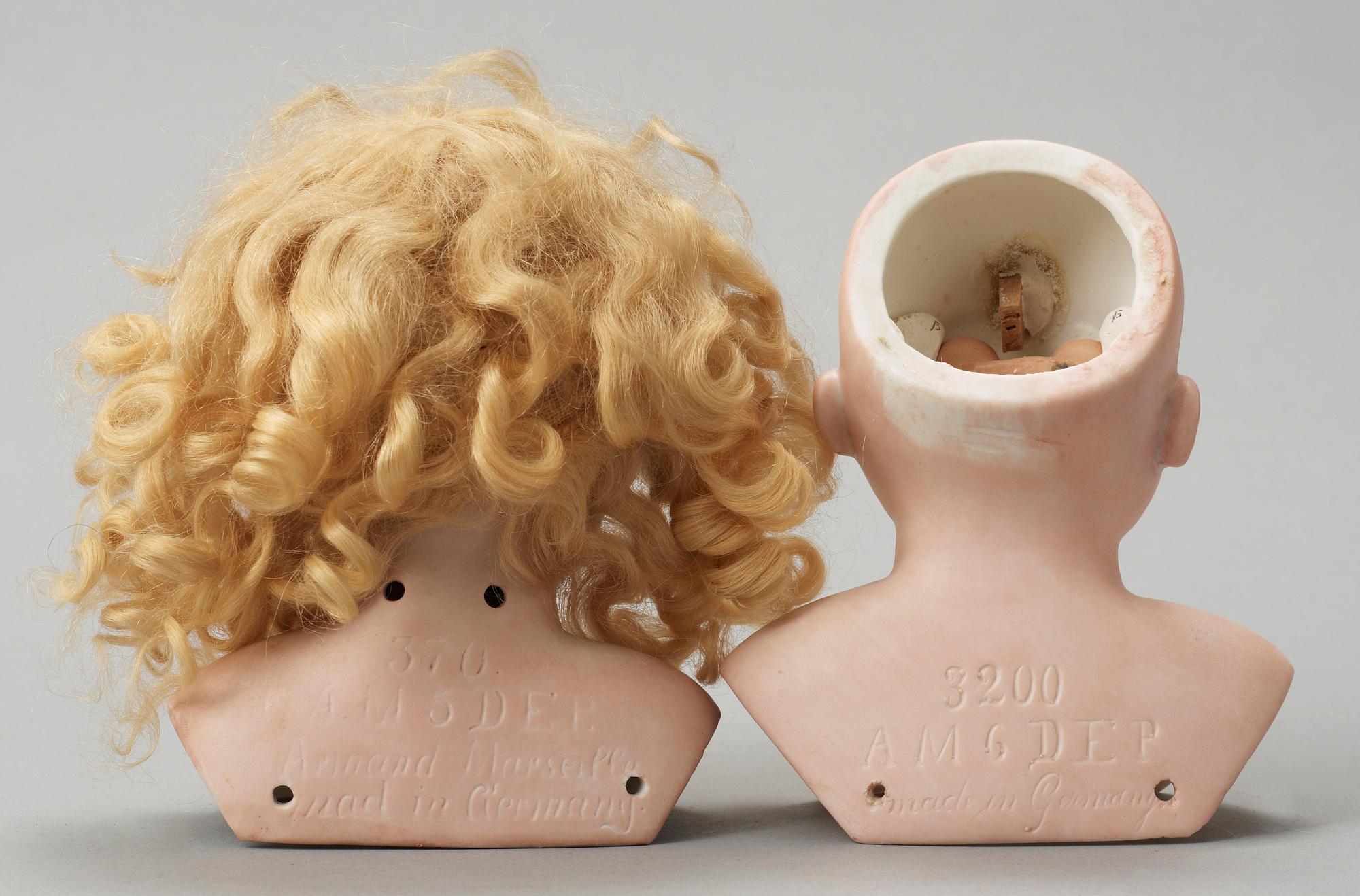 DOCKHUVUDEN, 2 ST. Biskvi. Armand Marseille 3200 samt 370. Tyskland, omkring 1900.