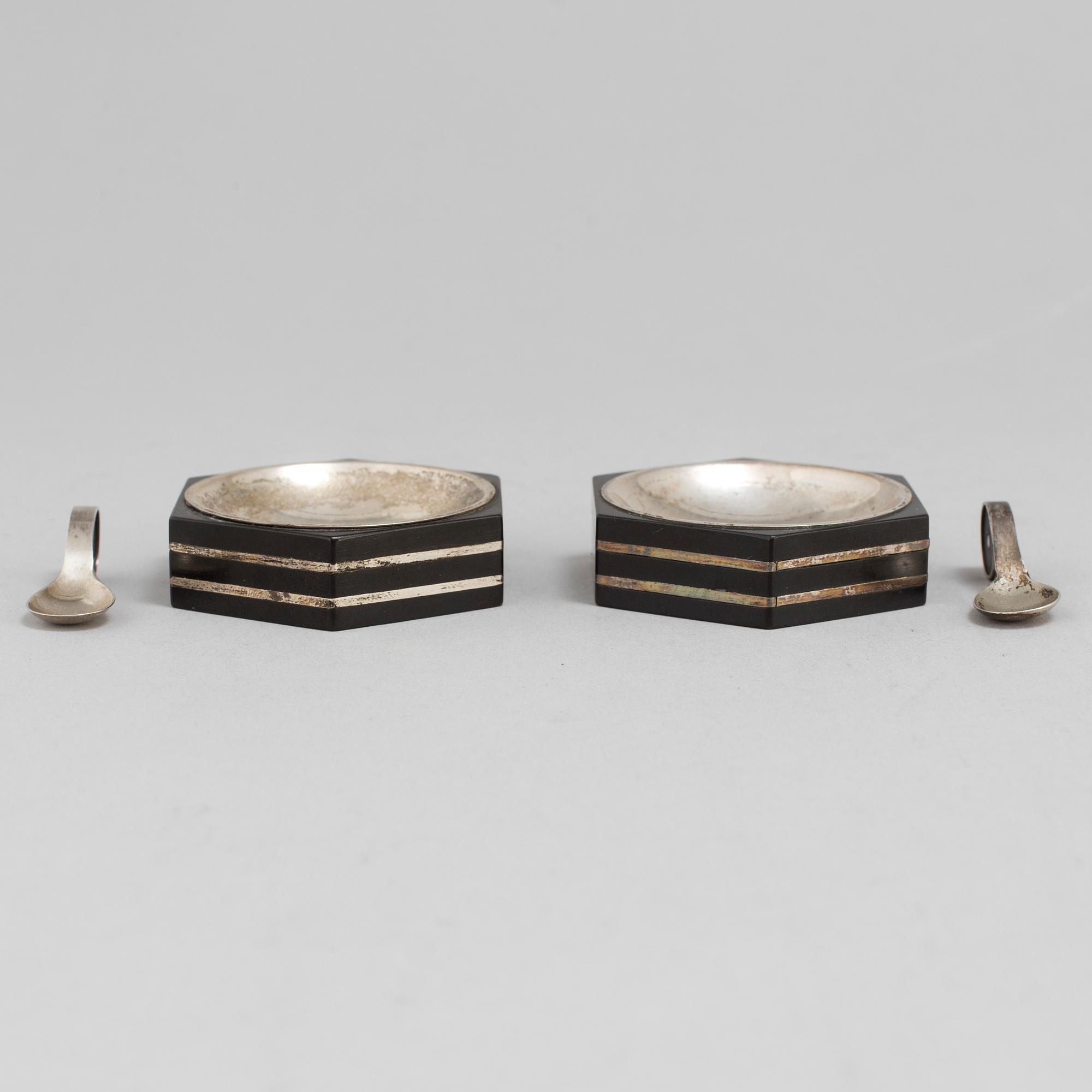 GULDSMEDSAKTIEBOLAGET, saltkar, ett par med saltskedar, Stockholm 1930-46, silver och ebenholts.
