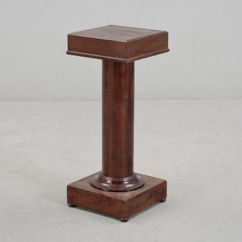 PIEDESTAL, Karl Johanstil, 1900-tal.