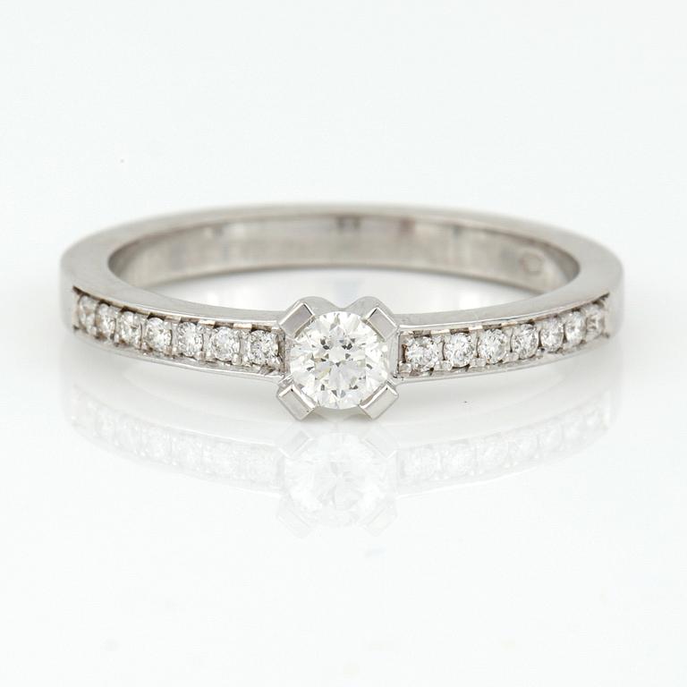 RING, 14K vitguld med briljantslipade diamanter, tot ca 0,32 ct. Vikt 3,20 g.