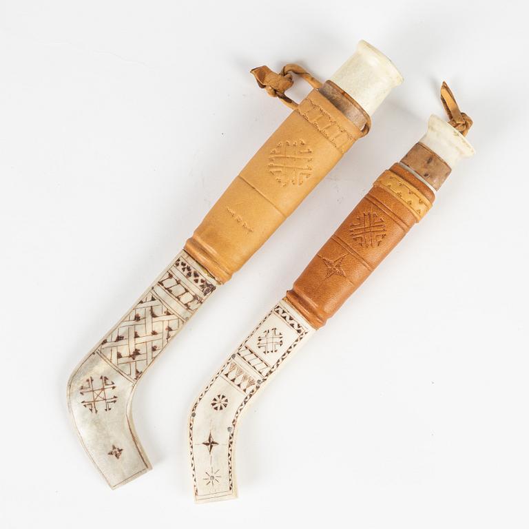 Two reindeer horn knives by Göte Andersson, signed.