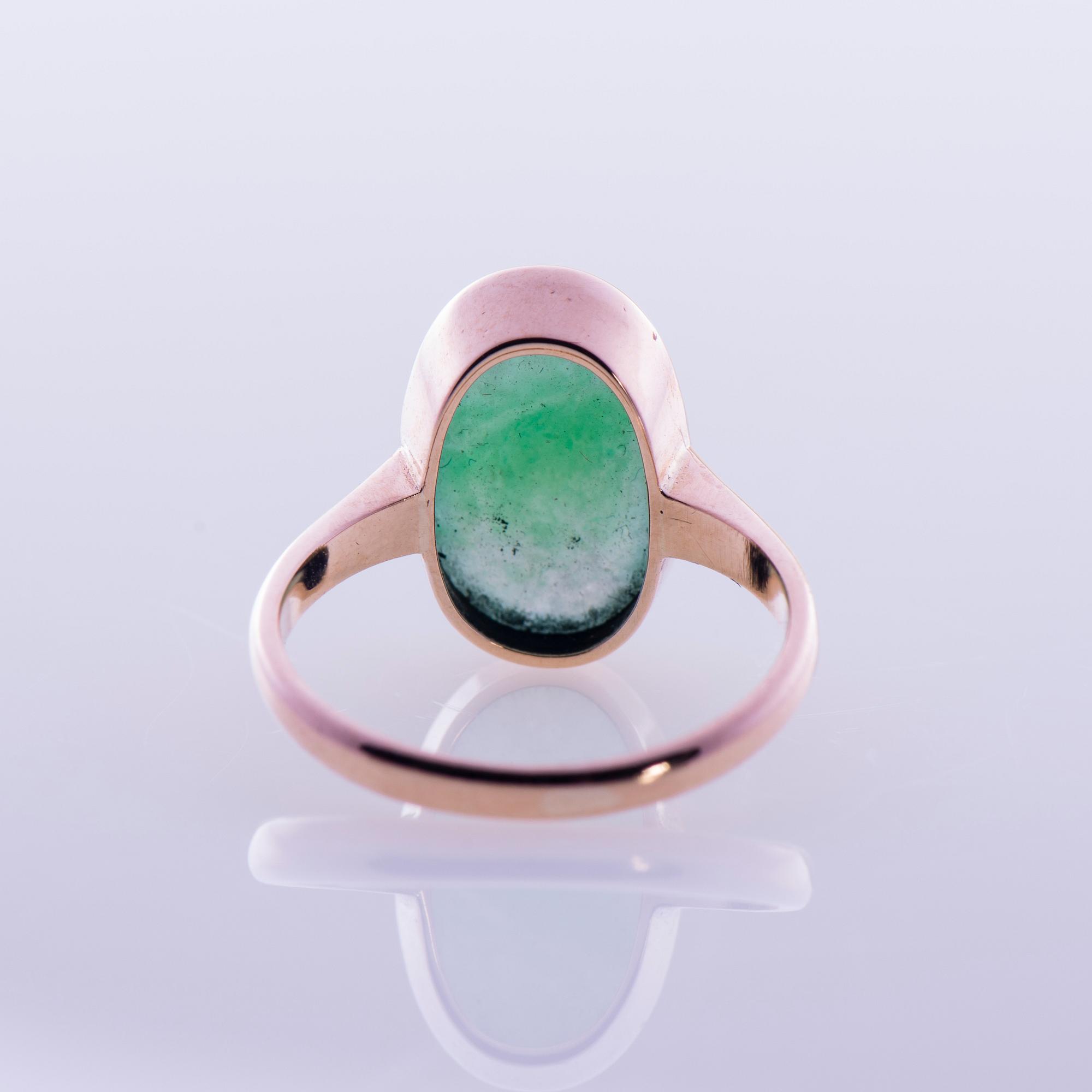 RING, 14K guld, cabochonslipad grön kalcedon. Westerback, Helsingfors 1957. Vikt ca 4,1 g.