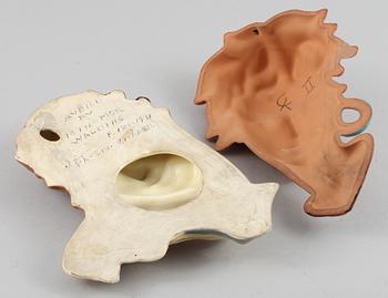 VÄGGRELIEF, 2 st, lergods, samt porslin, 1900-talets första hälft.