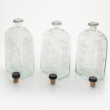 Brännvinsflaskor, 3 st, i schatull, Cederbergs Glasbruk, 1800-talets första hälft.