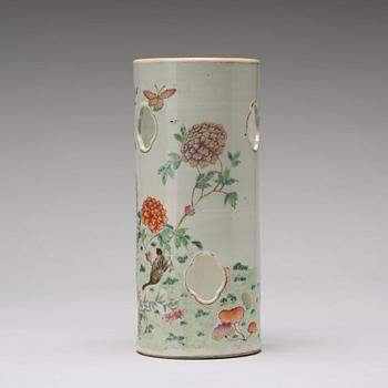 PERUKSTOCK/VAS, porslin. Qingdynastin, omkring 1900.