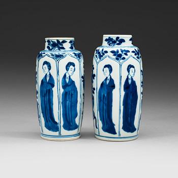 534. A matched pair blue and white vases, Qing dynasty Kangxi (1662-1722).