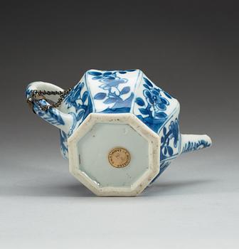 A blue and white  tea pot with cover. Qing dynasty, Kangxi (1662-1722).