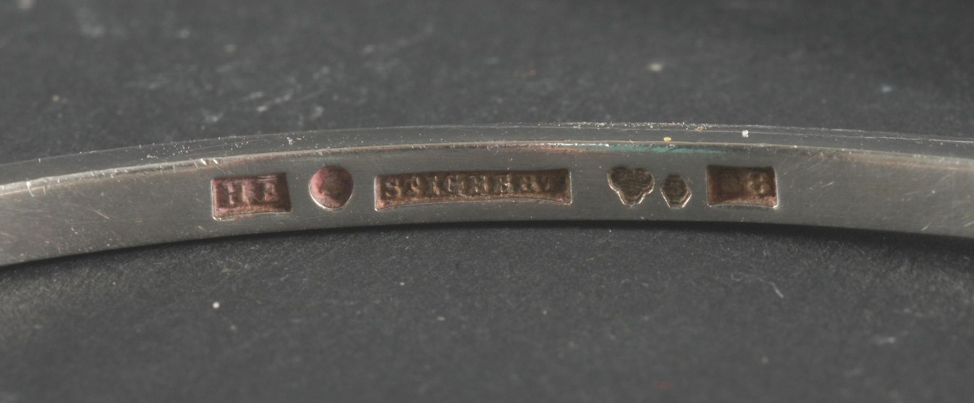 ARMRING. Stigbert, silver 1944, med syntetisk spinell.