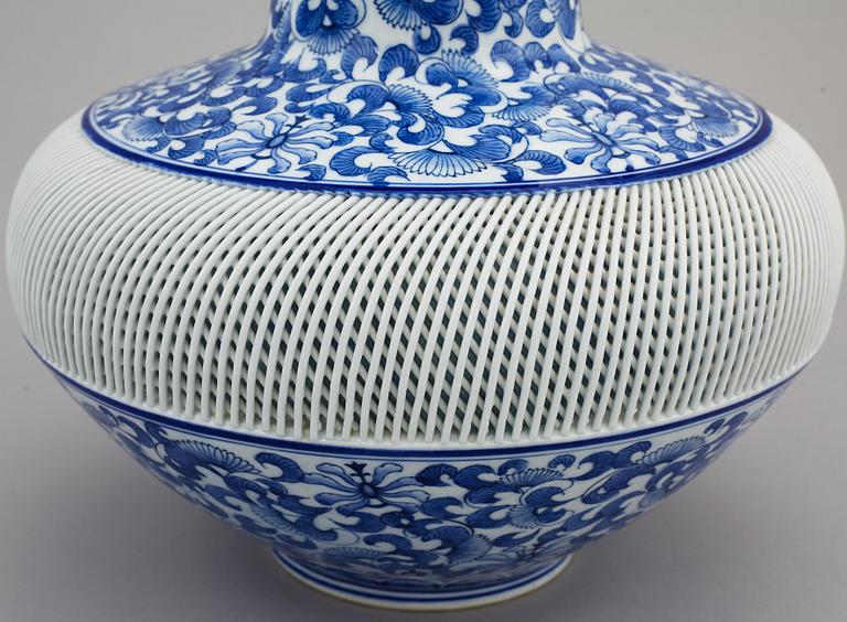 A large Japanese blue and white vase, 20th century.